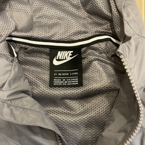 NWT Nike Boys Grey Windbreaker Jacket Size 2 - Picture 2 of 5